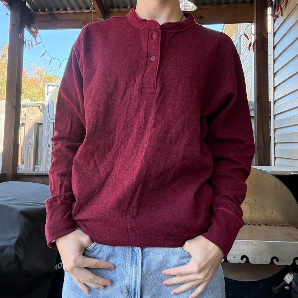Super cool vintage y2k 2000s burgundy and red men’s long sleeve Henley!